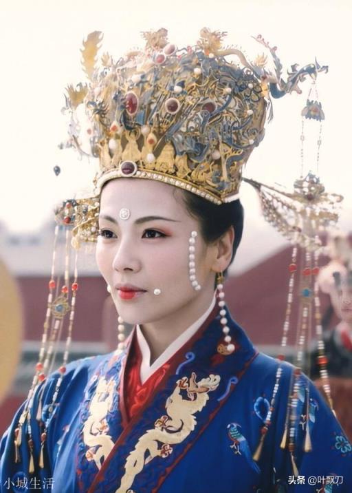 北宋刘娥敢身穿龙袍为何不效仿武则天称帝?她对北宋贡献有多大?