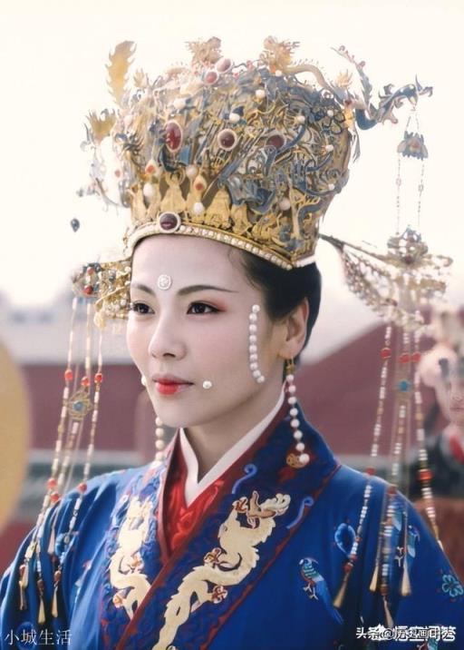北宋刘娥敢身穿龙袍为何不效仿武则天称帝?她对北宋贡献有多大?