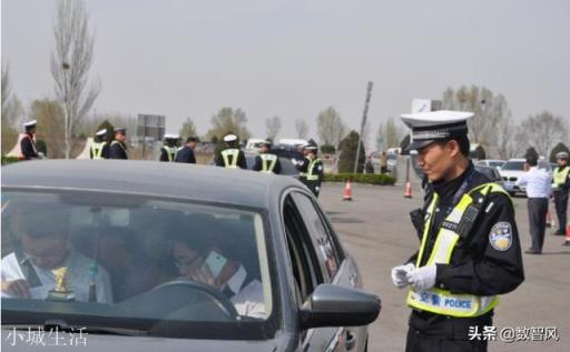高速上,交警如何识别司机是否连续开了4个小时以上的车?