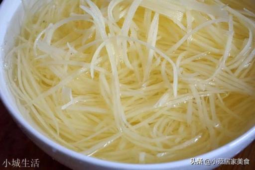 土豆丝直接炒好吃，还是焯水再炒更好吃？