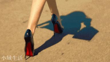 女人穿高跟鞋要搭配什么样的衣服会更加性感？