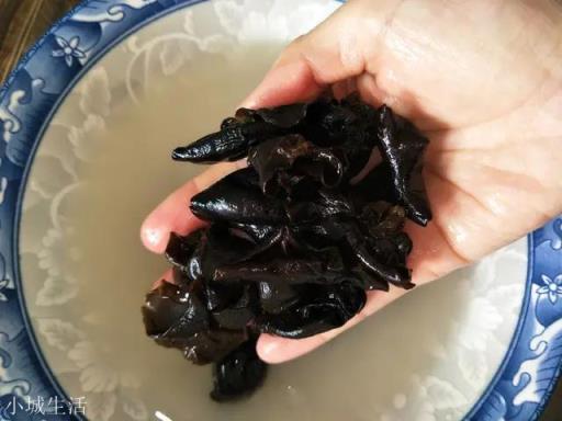 木耳泡发多久不能吃了?