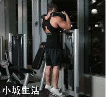 健身练哪部分肌肉会让人变得挺拔？