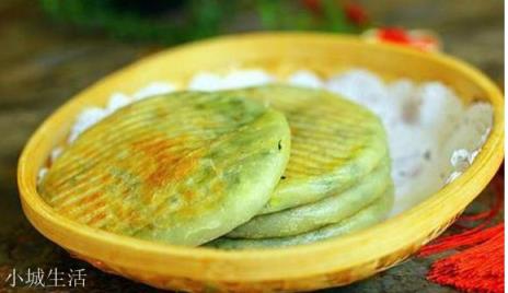 怎样把特别软的馅饼坯放到锅里？