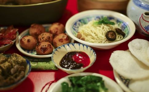 【鲫鱼有什么功效】春季祛湿养脾 鲫鱼加点它们一起煲汤喝