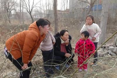 父亲死前说等他死后,就不要和亲戚来往了,现在有亲戚去世了,我该去吗?