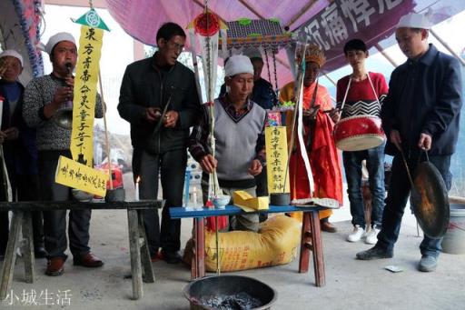 父亲死前说等他死后,就不要和亲戚来往了,现在有亲戚去世了,我该去吗?