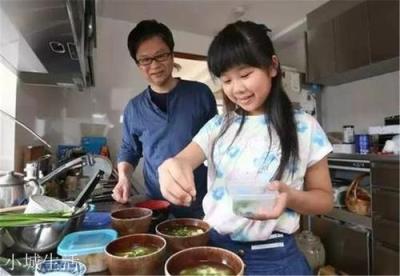 父亲死前说等他死后,就不要和亲戚来往了,现在有亲戚去世了,我该去吗?