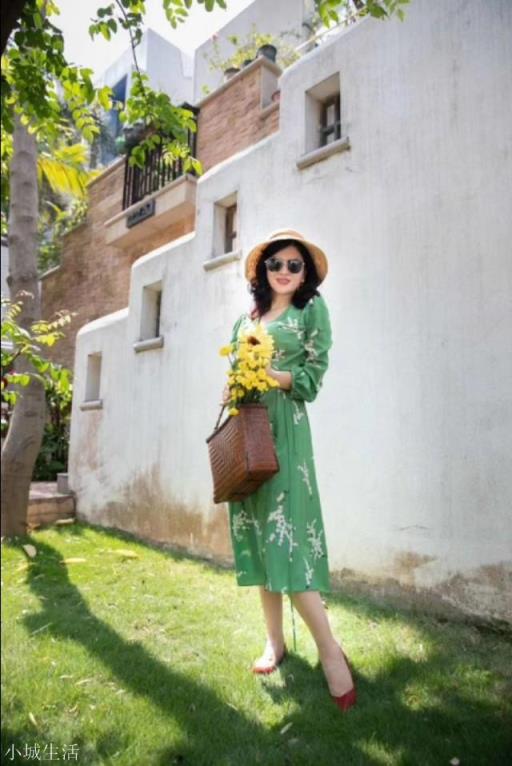 女人四十岁梨型身材怎么搭配衣服？