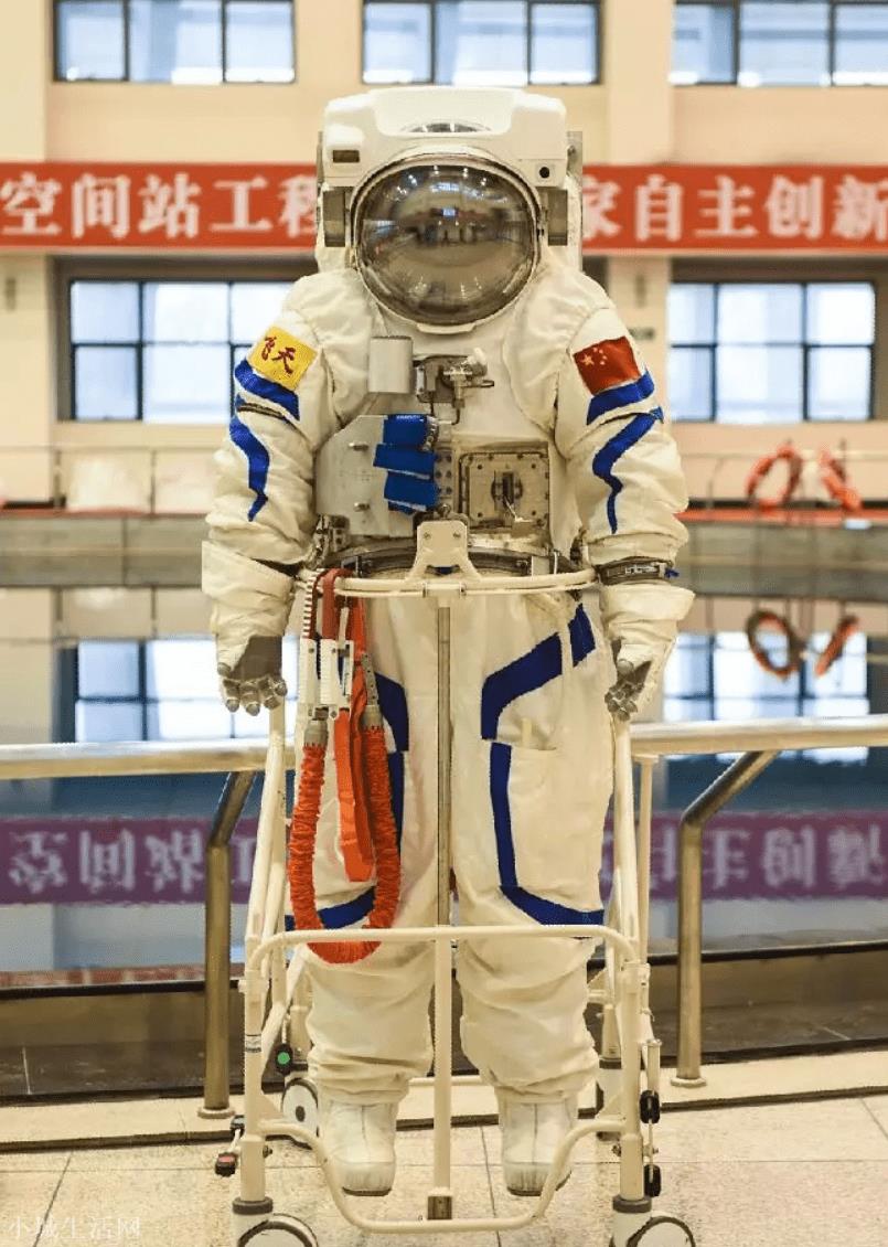 我国空间站航天员出舱，身穿的3000万元衣服，为何无法带回地球？