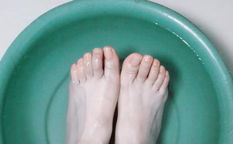 晚上十一点泡脚的危害 用热水泡脚为什么脚颜色变深