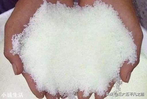 下雨后化肥撒地里行吗?