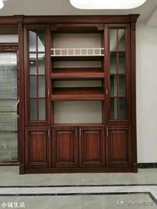 全屋浅黄色木地板，白墙白门，衣柜柜体，餐边柜配什么颜色比较搭？