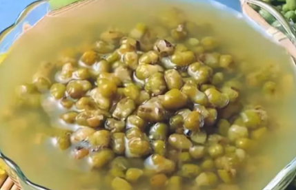 绿豆汤的颜色为什么会变 绿豆汤为什么煮出来是红色的