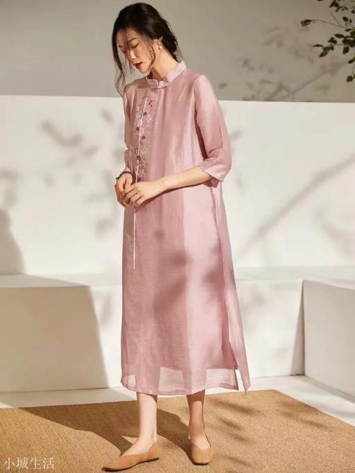 矮个又略显肥胖的中年女性，适合穿裙子吗？为什么？