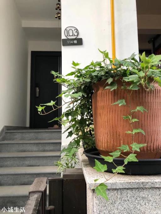 家里有楼梯的朋友，请教一下楼梯的踏步用什么材料比较耐磨持久呢？