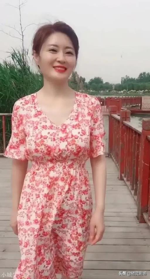 40岁阿姨怎么穿才能年轻又漂亮?