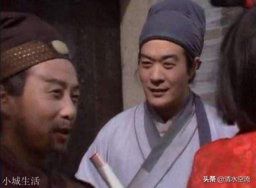 甄士隐醉后给贾雨村50两资助后，贾雨村为什么连夜就走？