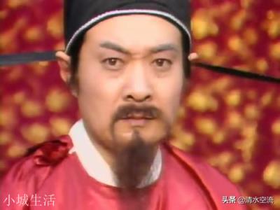 甄士隐醉后给贾雨村50两资助后，贾雨村为什么连夜就走？