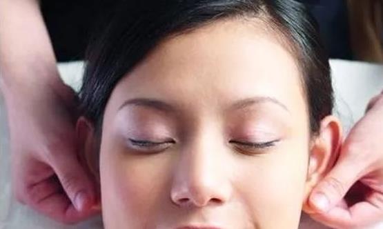 常揉揉耳朵更能健康长寿 预防老年人幻听按摩耳朵