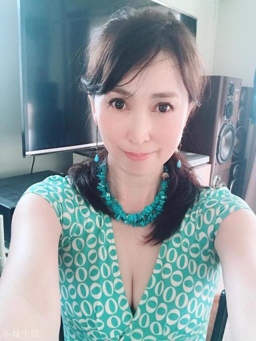 50岁的女人，怎样打扮才算漂亮、得体、优雅？