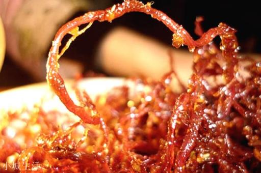 因肉片“薄如纸，色红亮”而得名的是四川达州地区的哪种美食？