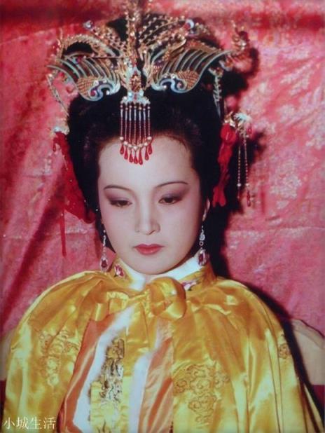 红楼梦当中贾元春回贾府省亲，为何不住一夜而是赶在午夜前回宫？