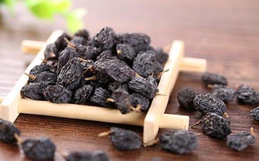 黑枸杞子泡水什么颜色的好 黑枸杞泡水后有颜色可以喝吗