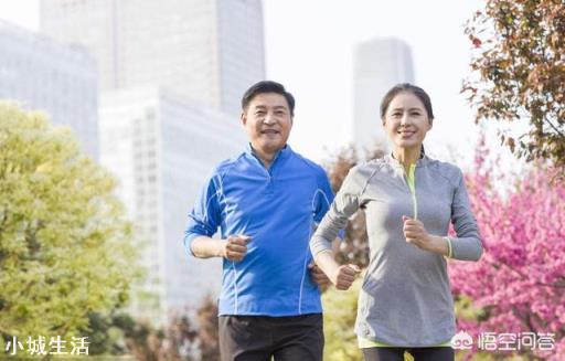 六十岁以上的人快走好还是慢跑好？为什么？