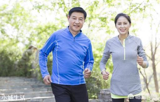 六十岁以上的人快走好还是慢跑好？为什么？
