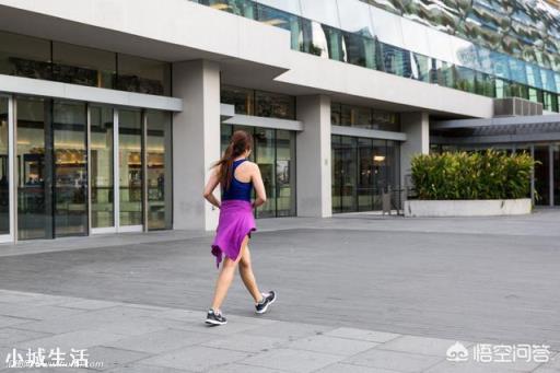 六十岁以上的人快走好还是慢跑好？为什么？