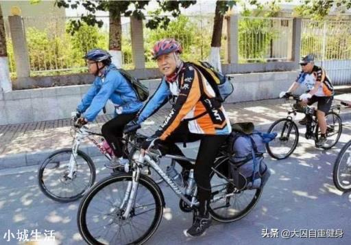 六十岁以上的人快走好还是慢跑好？为什么？