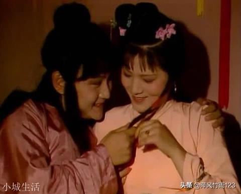 宝玉“遂强袭人同领警幻所训云雨事”,袭人为何不拒绝还伏身而笑?