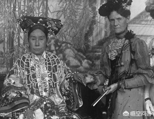 瑾妃在光绪年间和姐姐珍妃不睦，抚养溥仪后又逼死溥仪生母，如何评价她的一生？