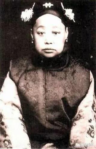 瑾妃在光绪年间和姐姐珍妃不睦，抚养溥仪后又逼死溥仪生母，如何评价她的一生？