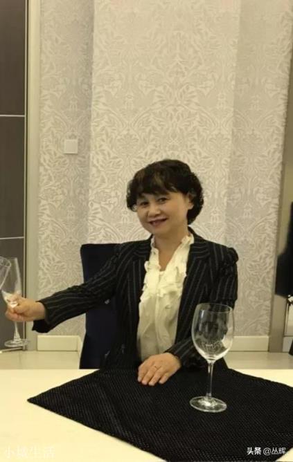 越来越多的女人穿职业装，好看吗？你怎么看？