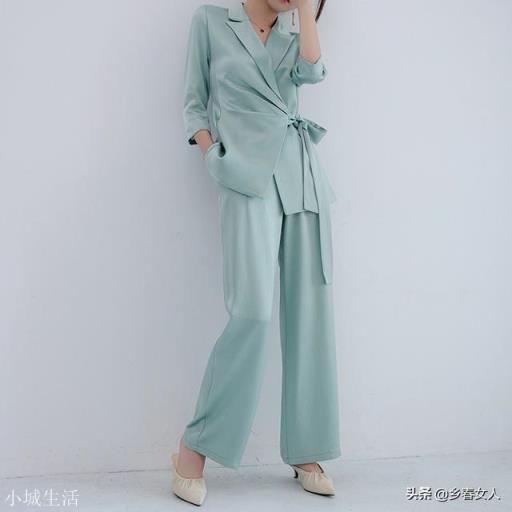 越来越多的女人穿职业装，好看吗？你怎么看？