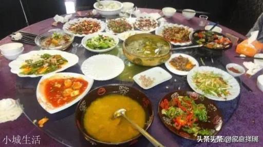 第一次去老丈人家，下馆子吃海鲜七个人花了一千多，这钱该我出还是该AA制？