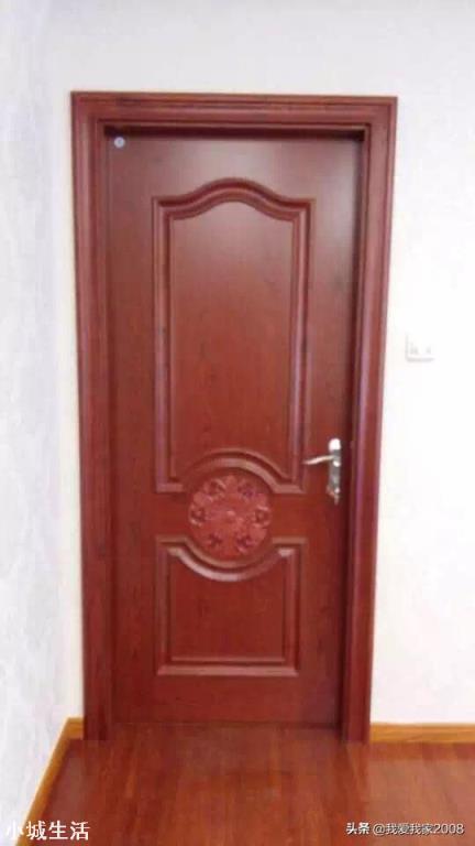 装修时是先刮腻子还是先安装卧室门？