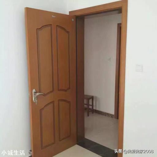 装修时是先刮腻子还是先安装卧室门？