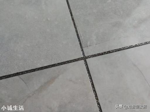 厨房地板砖缝隙发黑怎么处理？