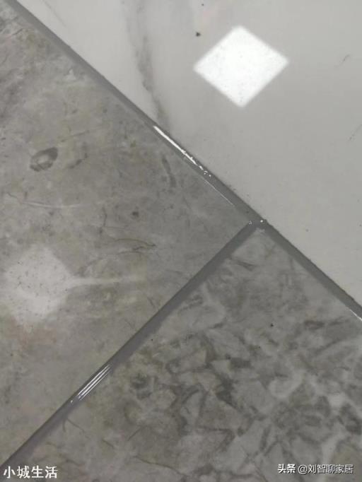 厨房地板砖缝隙发黑怎么处理？