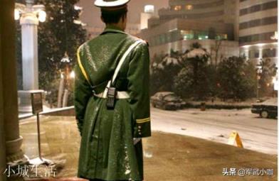 军大衣发明100多年，曾在中国风靡一时，为啥07年被我军淘汰？