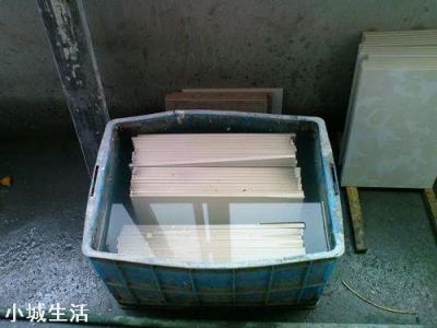 家里把地板磚當墻磚用，現在脫落怎么處理？