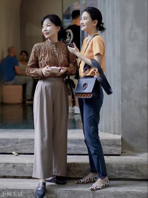 50来岁的女人穿什么风格的衣服时尚又不显装嫩？