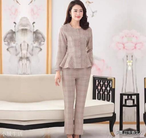 50来岁的女人穿什么风格的衣服时尚又不显装嫩？