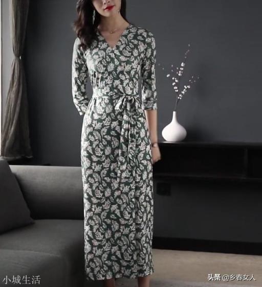 50来岁的女人穿什么风格的衣服时尚又不显装嫩？