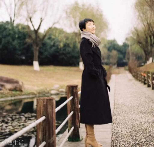 50来岁的女人穿什么风格的衣服时尚又不显装嫩？