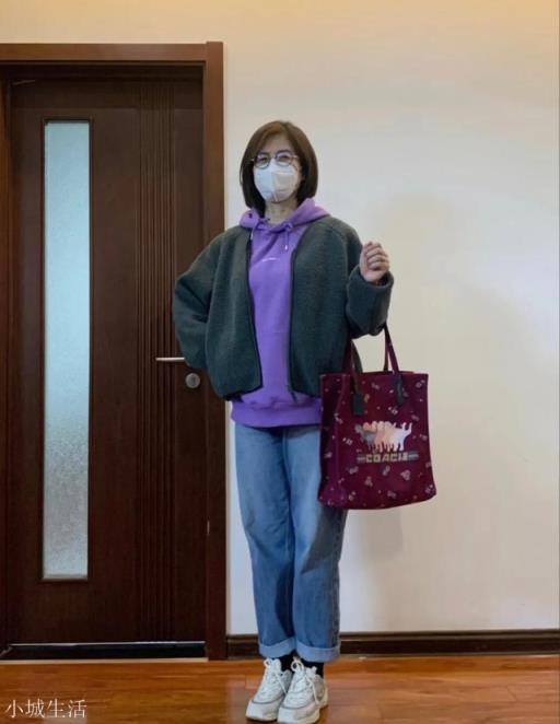 50来岁的女人穿什么风格的衣服时尚又不显装嫩？