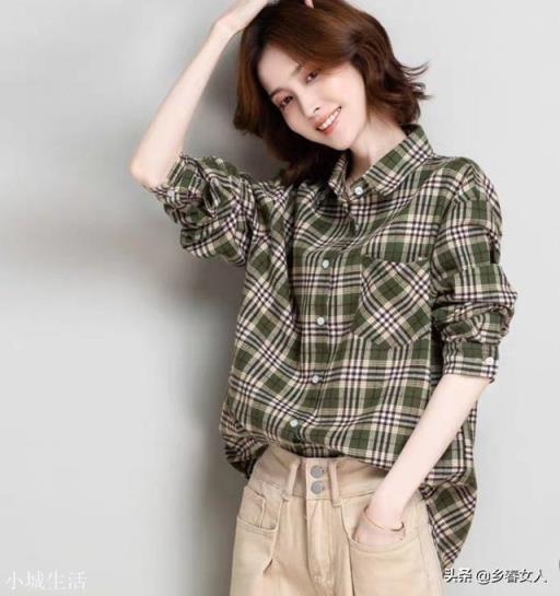 50来岁的女人穿什么风格的衣服时尚又不显装嫩？